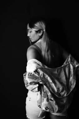 Huzurlu kadın siyah arka planda duruyor