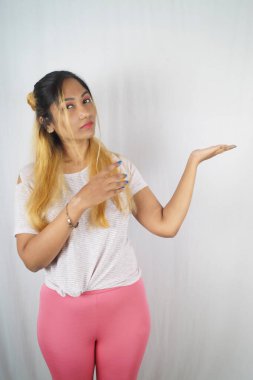 Beyaz arka planda hareketler yapan kendinden emin bir kadın.