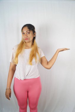 Beyaz arka planda el kol hareketi yapan güzel kadın.