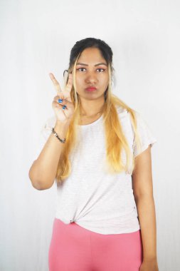 Kendine güvenen kadın beyaz arka planı el hareketi