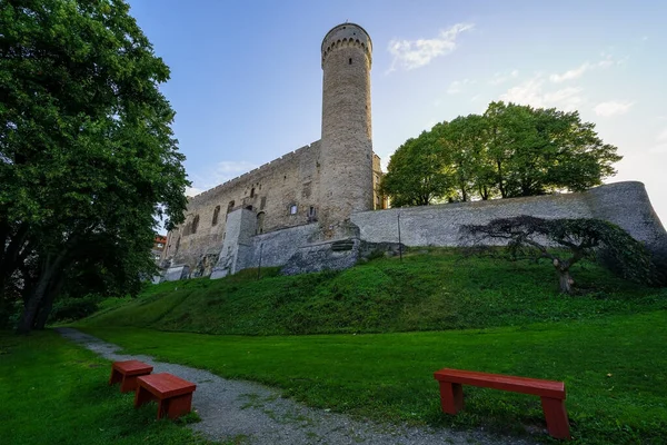 Torre Del Castello Accanto Parco Pubblico Con Panchine Nella Città — Foto Stock