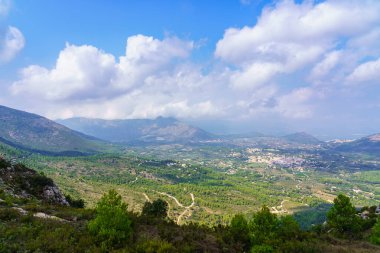 Vadinin yeşil manzara manzarası. Beyaz evlerin küçük köyleri. Alicante İspanya.