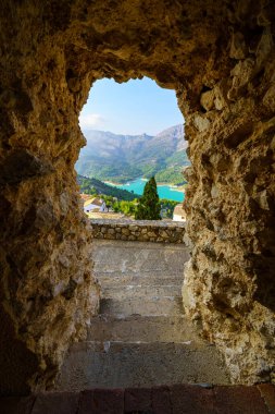 Dağlardaki kasabaya bakan kayalık mağara çıkışları var. Guadalest Alicante.