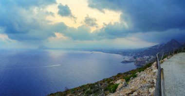 Limana yaklaşan küçük bir tekneyle sahilin havadan görüntüsü..