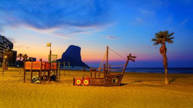 Geceleri plajda oyun parkı. Alicante Ara.