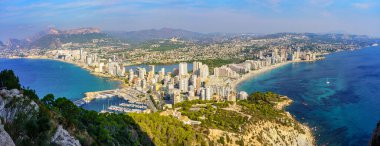 Kayalıklardan Calpe Alicante tatil köyünün muhteşem panoramik manzarası.
