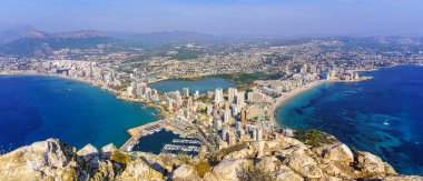 Plajları ve kalabalık binalarıyla tatil köyünün havadan görünüşü. Alicante Ara.