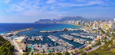 Marina, bir sürü yatı ve yelkenli teknesi olan tatil köyünün yanında. Alicante Ara.