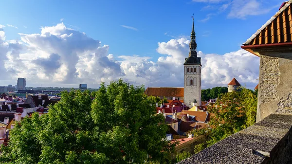 Vista Panoramica Della Città Medievale Tallinn Con Enormi Nuvole Bianche — Foto Stock