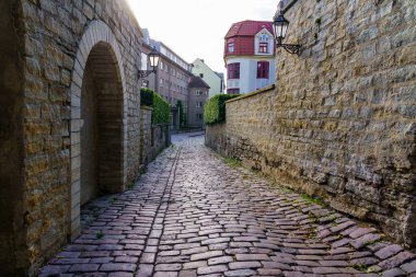 Ortaçağ kaldırımlı, kemerli ve antik taş duvarlı bir sokak. Tallinn Estonya.