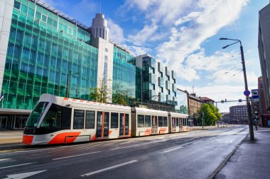Modern Tallinn şehir tramvayı cam binaların yeni bölümünde.