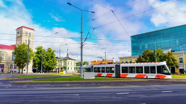 Nowoczesny Tramwaj Przejeżdżający Obok Placu Mieście Tallin Estonia — Zdjęcie stockowe