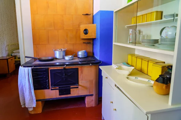 Eski çağlardan kalma metal fırını ve çatal bıçakları olan eski bir mutfak..