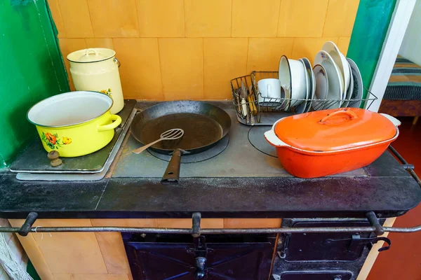 陈旧不堪的金属厨房 有锅和锅子 — 图库照片