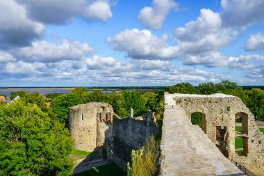 Ortaçağ kalesi ve mavi gökyüzünde bir sürü bulutla çevrili duvarları. Haapsalu Estonya.