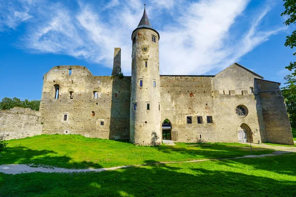 Castello Medievale Con Torre Alta Con Orologio Nuvole Bianche Nella — Foto Stock