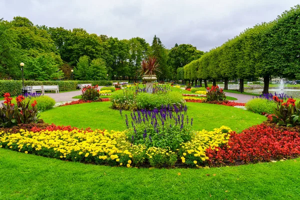 Park Med Mängd Färgglada Blommor Och Liten Fontän Mitt Ängen — Stockfoto