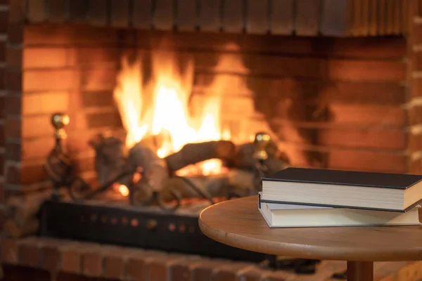 Livres Empilés Sur Une Petite Table Devant Une Cheminée Avec — Photo