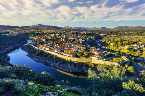 Indrukwekkend Uitzicht Stad Buitrago Lozoya Bij Zonsondergang Met Gouden Tinten — Stockfoto