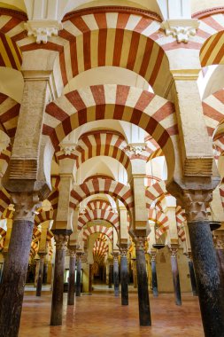 Cordoba İspanya Camii 'nin mermer sütunlarındaki çizgili kemerlerin bakış açısı.