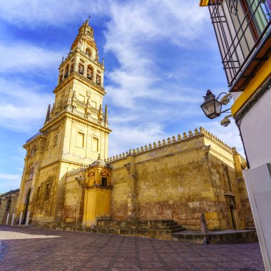 Yahudi mahallesinin yanındaki Cordoba Katedrali 'nin dış cephesi. Endülüs.