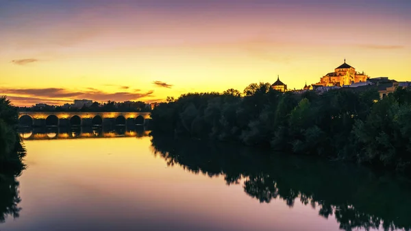 Ciudad Córdoba Con Río Guadalquivir Puente Romano Atardecer — Foto de Stock