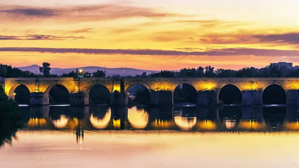 Puente Romano Sobre Río Guadalquivir Atardecer Ciudad Medieval Córdoba Andalucía — Foto de Stock
