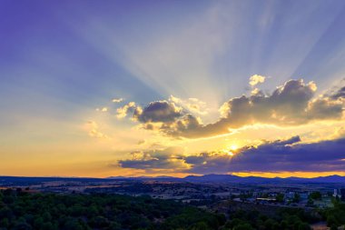Dağlarda gün batımı her yönden güzel bulutlar ve güneş ışınlarıyla. Madrid İspanya.
