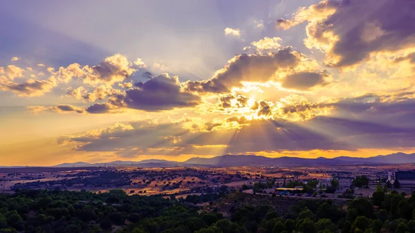 Tramonto Montagna Con Splendide Nuvole Raggi Sole Tutte Direzioni Madrid — Foto Stock