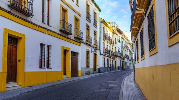 Endülüs 'ün Cordoba şehrinde tipik evleri olan Picturesque caddesi.