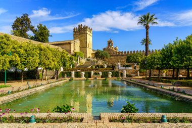 Endülüs, İspanya 'daki etkileyici Alcazar de Cordoba ve kraliyet bahçelerinin panoramik manzarası.