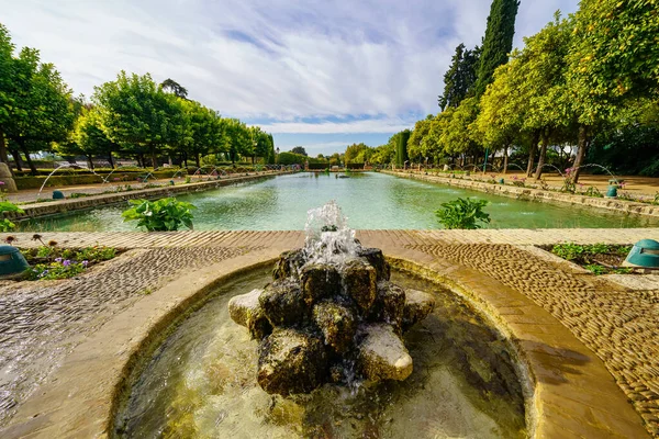 Fontana Che Sgorga Acqua Dolce Nei Giardini Reali Dell Alcazar — Foto Stock