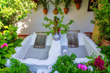 Çamaşırları elle yıkamak için su dolu eski Endülüs verandası. Cordoba İspanya.