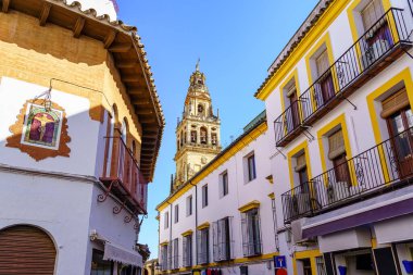 Arka planda katedral bulunan Yahudi mahallesindeki tipik Cordoba evleri. İspanya.