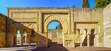 Sütunları ve kemerli kapıları olan ortaçağ Arap sarayının kalıntıları. Cordoba Medina Azahara.