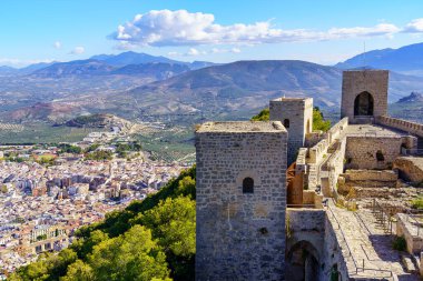 Jaen şehrinin dağın tepesindeki kalesinin eteğindeki hava manzarası. Endülüs İspanya.