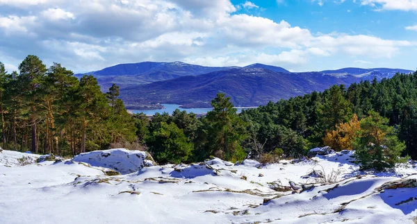 Paisaje Panorámico Montaña Con Nieve Recién Caída Valle Lago Fondo — Foto de Stock