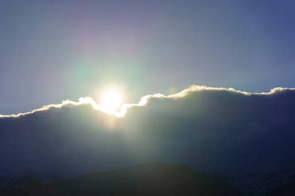 Landschaftshintergrund Mit Sonnenaufgang Durch Die Wolken Hochgebirge — Stockfoto