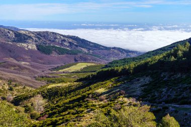 Vadinin havadan görünen büyük dağları ve şehrin altında görülebilen bulutları. Morcuera Madrid.