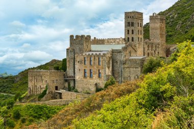 Dağda yüksek taş kuleleri olan ortaçağ manastırı. Sant Pere de Rodes, Girona.