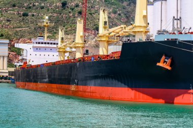 Barcelona limanında büyük bir kargo gemisi, malları yüklüyor. İspanya.