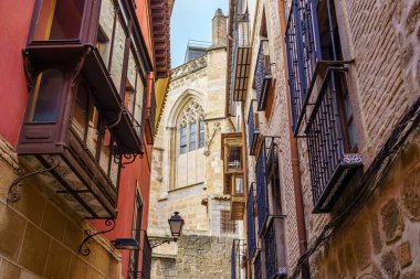 Toledo Katedrali 'nin dış görünüşü dar bir dar sokaktan ve tipik pencerelerden, İspanya.