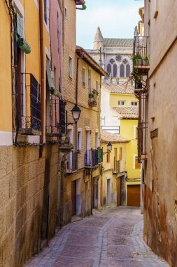 İspanya 'nın ortaçağ şehri Toledo' da pitoresk bir sokakta eski evler..