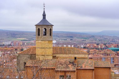 İspanya 'nın Avila şehrinin çan ve manzaralı yüksek kulesi olan eski taş kilise..