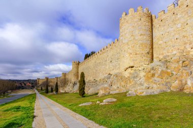İspanya 'nın ortaçağ şehri Avila' nın tüm eski kasabasını çevreleyen duvar.