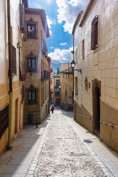 Tipik Toledo İspanya pencereli eski taş evler sokağı.