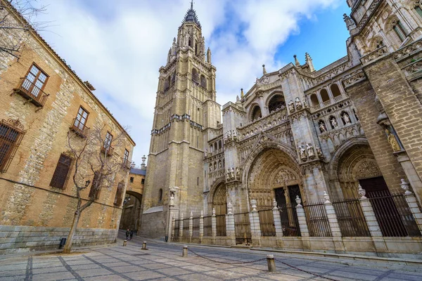 Die Gewaltige Kathedrale Von Toledo Mit Ihren Hohen Mittelalterlichen Türmen — Stockfoto