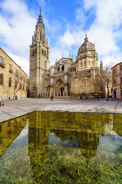 Catedral Toledo Con Reflejos Agua Suelo Día Soleado Con Nubes — Foto de Stock