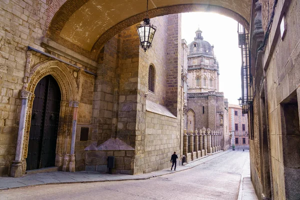 Catedral Toledo Bajo Arco Piedra Antiguo Edificio Ciudad Toledo España — Foto de Stock
