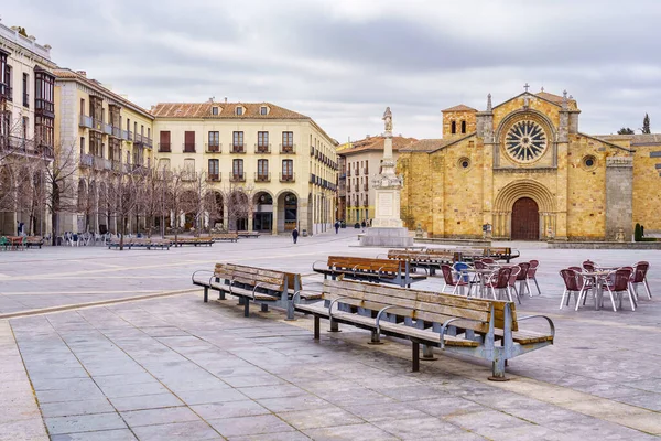 Gran Plaza Con Iglesia Medieval Casas Antiguas Bancos Para Sentarse — Foto de Stock